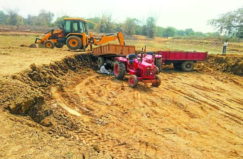 pond deeping मनरेगा की अनदेखी, जेसीबी और ट्रैक्टर से किया जा रहा है तालाब का गहरीकरण