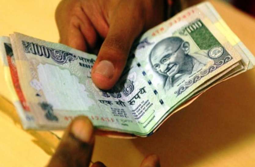 police-office-constable-illegal-recovery-by-arms-license-sitapur आर्म लाइसेंस के नाम पर खुलेआम हो रही वसूली, वीडियो वायरल होने पर एसपी के उड़े होश, उठाया ये बड़ा कदम