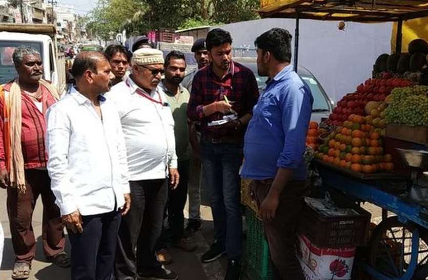 ये सड़क है हमारी दुकान, यहां पर भी रखेंगे अपना सामान ये सड़क है हमारी दुकान, यहां भी रखेंगे अपना सामान