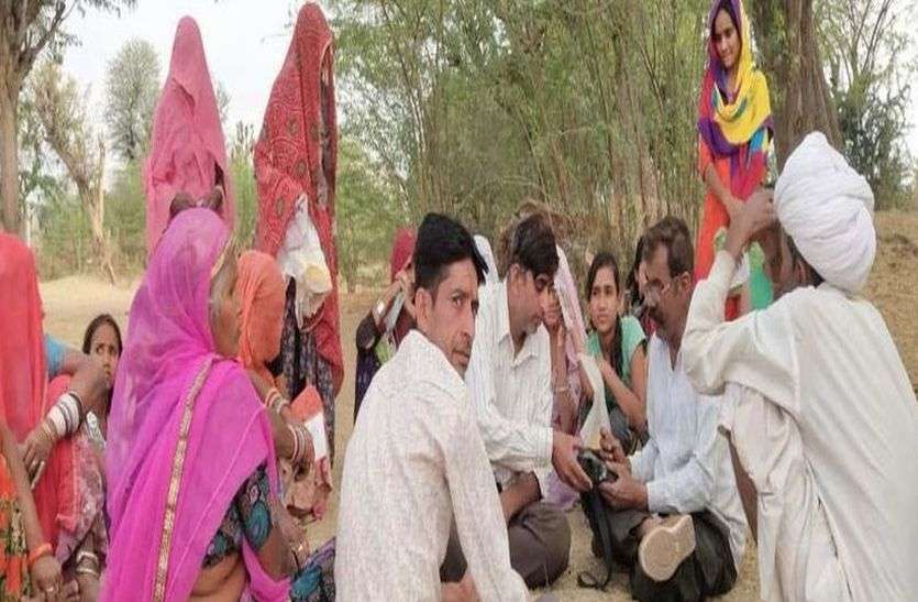 Ration shop at farm खेत में चल रही राशन की दुकान, ग्रामीण हो रहे परेशान