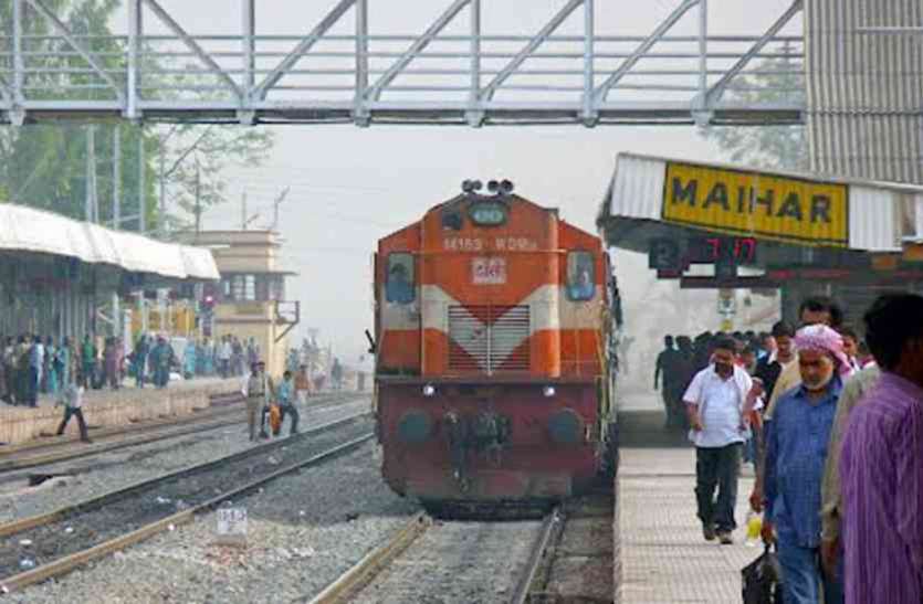 Train left from Maihar railway station बेटी की प्यास बुझाने पानी के लिए ट्रेन से उतरा पिता, पीछे मुड़कर देखा तो...