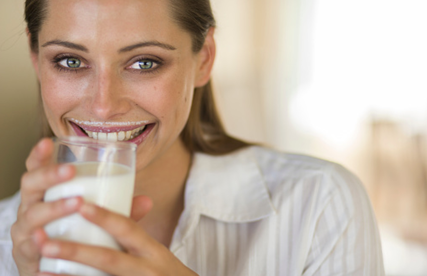 Milk Benefits – बच्चें ही नहीं बुजुर्गों काे भी सेहतमंद बनाता है दूध