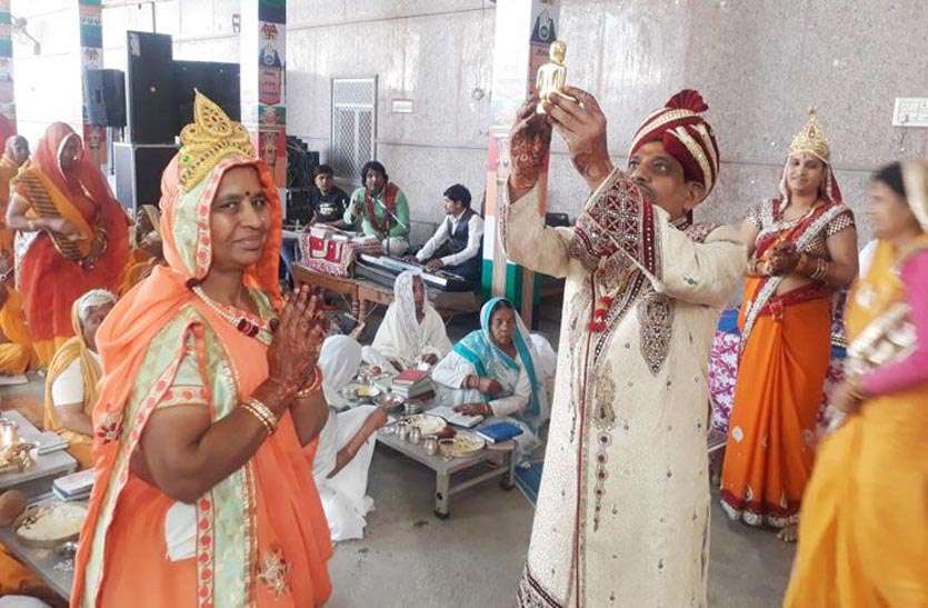 Indra-Indraniyan इन्द्र-इन्द्राणियों ने मंत्रोच्चारण के साथ विधानमण्डल में अघ्र्य चढ़ाए