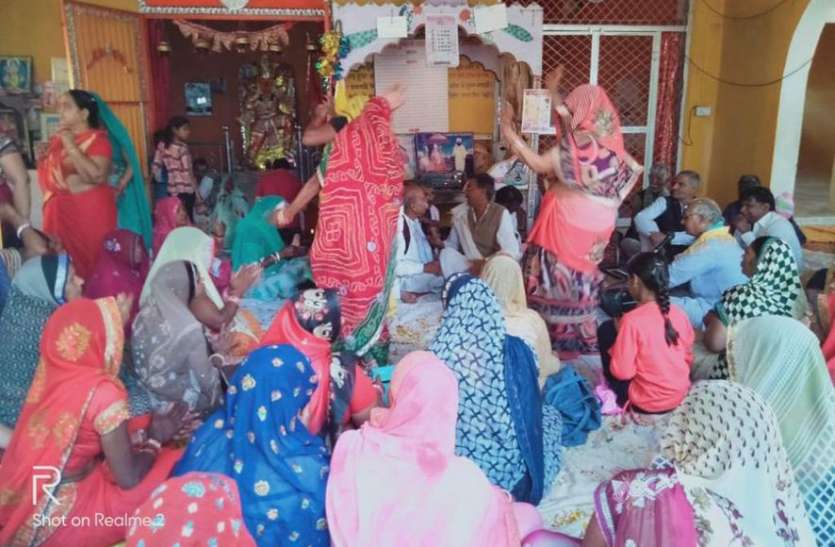 karauli फागोत्सव में हुई पुष्प वर्षा