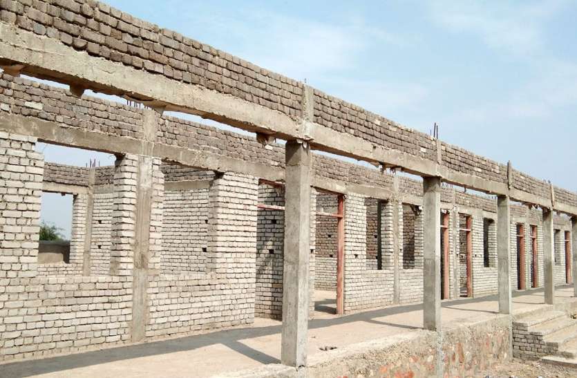 karauli डेढ़ वर्ष से अधूरा स्कूल भवन निर्माण