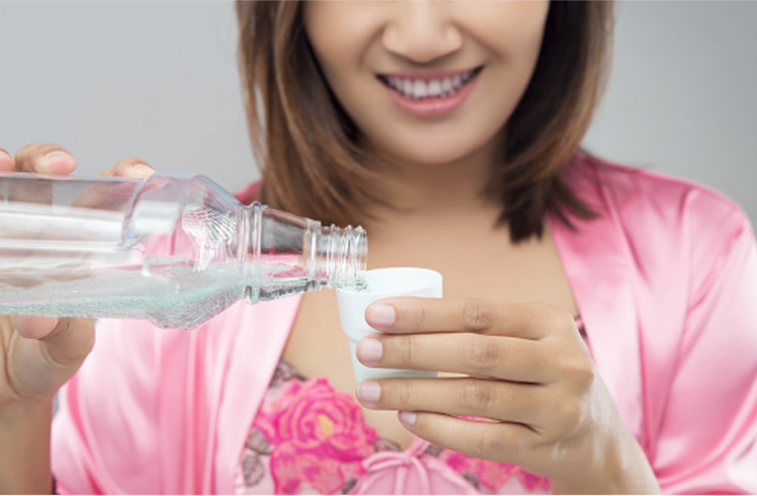 oil pulling in mouth ऑयल पुलिंग से सेहतमंद रहेंगे आपके दांत