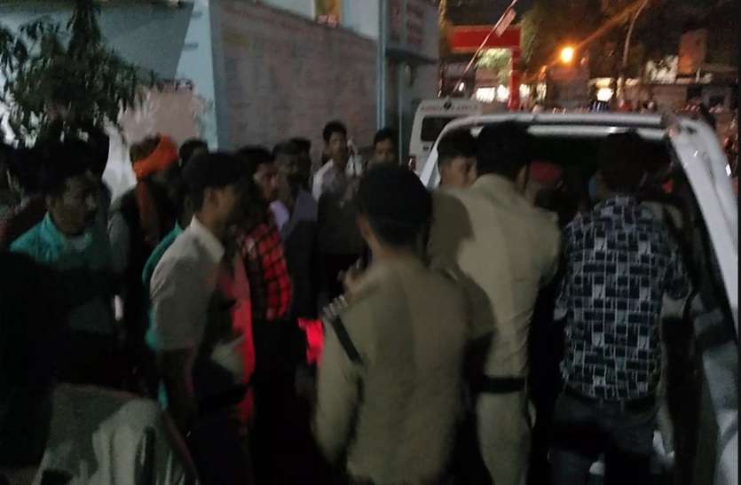 two man dead Breaking : दो गुटों में जमकर हुई फायरिंग,दो की मौत,लोगों में भगदड़,SEE VIDEO