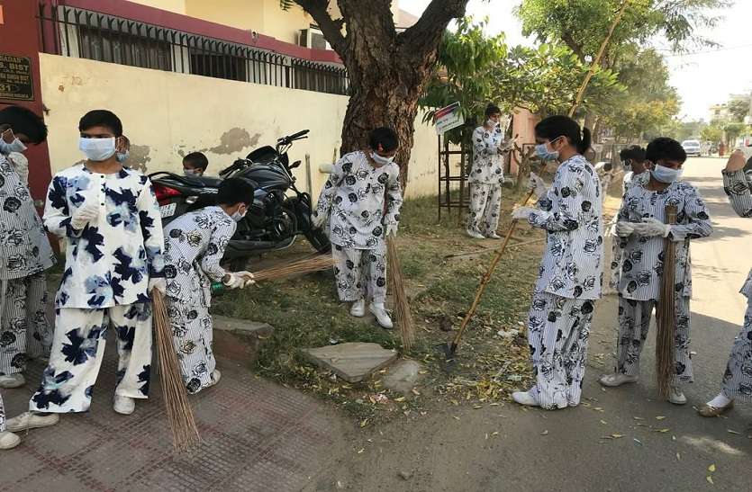 13 मौज-मस्ती नहीं, कॉलोनी की सफाई कर एंजॉय किया संडे