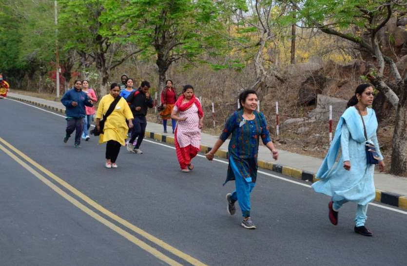 एमपी पावर मैनेजमेंट 86 साल बूढे के पीछे दौड़े सैकड़ो लोग...और फिर हुआ यह