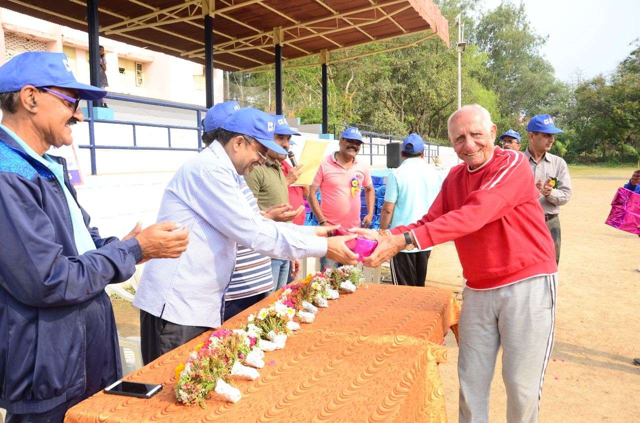 86 साल बूढे के पीछे दौड़े सैकड़ो लोग...और फिर हुआ यह