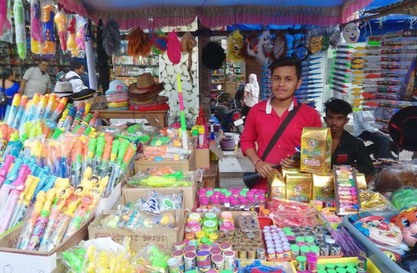 Holi 2019 special offers चाइनीज रंग से तौबा करते दिख रहे ग्राहक, ऑनलाइन होली भी खूब खेली जा रही