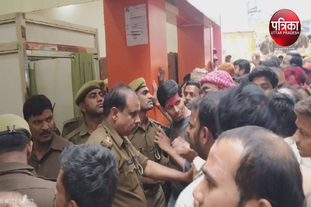 शिवभक्तों को बाबा के बारात में जाने से रोकते पुलिसकर्मी