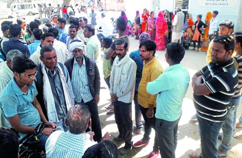 angry people पुलिस की अभद्रता से भडक़े लोग,कोतवाली घेरी,भारी संख्या में पहुंचे अधिकारी