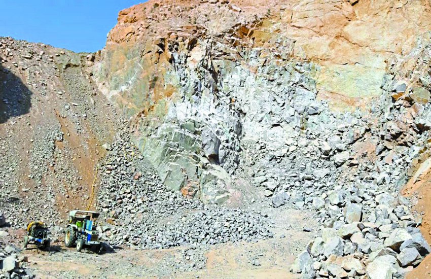 Risks to keep passersby from blasting ब्लास्टिंग से राहगीरों को भी बना रहता है खतरा