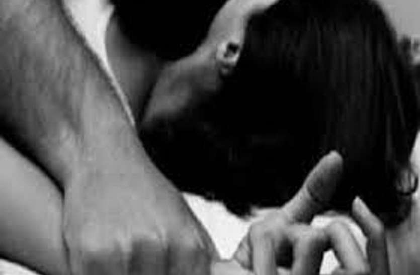 Rape पति गया था बारात और अकेली थी पत्नी, रात में दरवाजा तोड़कर घुस गए युवक, एक ने चाकू अड़ाकर किया दुष्कर्म और दूसरा देता रहा पहरा