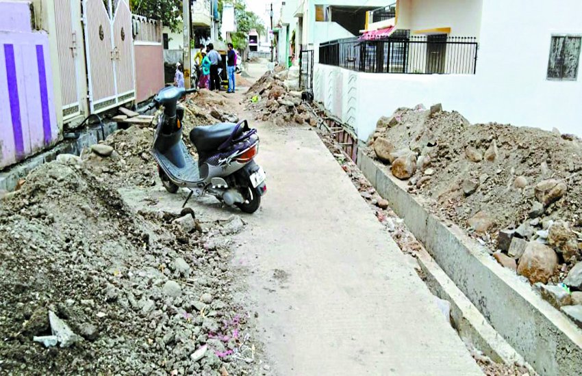 House debris placed in front of people, victims of day-to-day accident छह माह से चल रहा काम, घरों के सामने डाला मलबा, लोग आए दिन हो रहे हादसे का शिकार