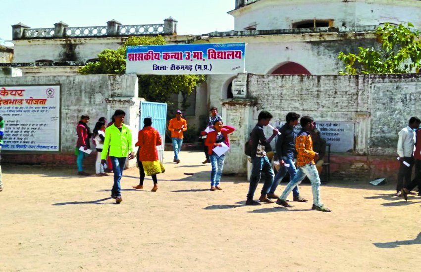 Caught getting papers instead of other students दूसरे छात्रों की जगह पेपर देते फिर पकड़े गए दो मुन्नाभाई