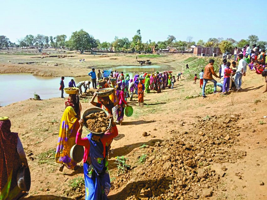 The women sped up, did it again महिलाओं ने थामी कुदाली-फावड़ा, फिर यह कर दिया