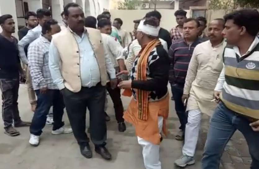 shamli भाजपा कार्यालय के बाहर इस वरिष्ठ नेता पर हुआ जानलेवा हमला, खबर सुनते दौड़े भाजपार्इ, देखें वीडियो