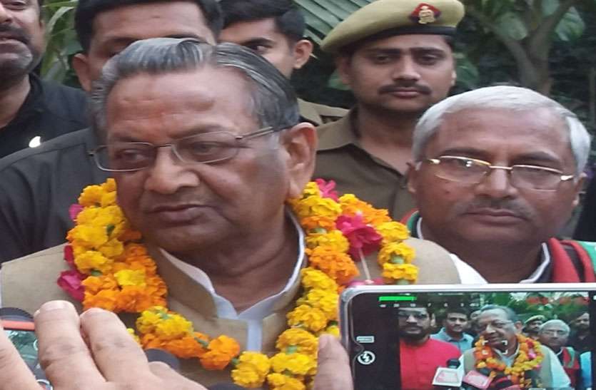 shyamacharan पाला बदलने में माहिर रहे हैं बीड़ी किंग से सांसद बने श्यामाचरण सपा व भाजपा से रहा है पुराना नाता