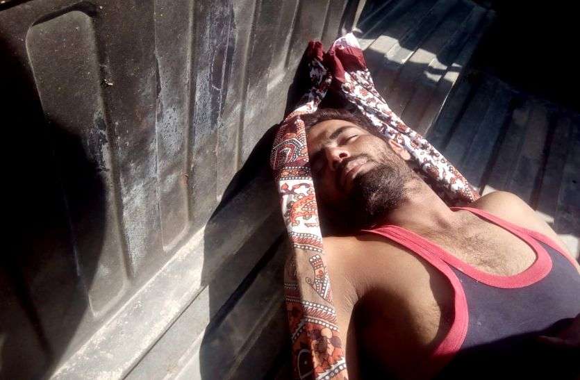 झुंझुनूं-जयपुर बाइपास स्थित होटल सेवन रिसोर्ट में छात्रा की हत्या के बाद दिव्यांग ओमप्रकाश ने पकड़े जाने के डर से जहर खा लिया था। एकतरफा प्यार का खौफनाक अंत: इश्क में पागल प्रेमी ने प्रेमिका को मारकर खुद खा लिया जहर, होटल में इस हालत में मिले दोनों