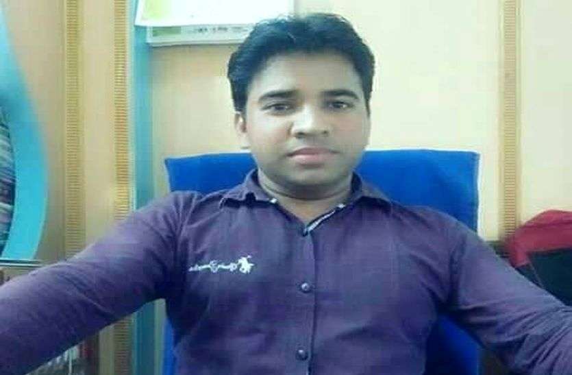 बाइक पर अपने दोस्त के साथ खिरोड़ जा रहे पूर्व तहसीलदार के बेटे शिवदेव की शनिवार देर शाम सडक़ हादसे में मौत हो गई। बाइक पर अपने दोस्त के साथ जा रहे पूर्व तहसीलदार के बेटे को वाहन ने कुचला, मौके पर ही दर्दनाक मौत