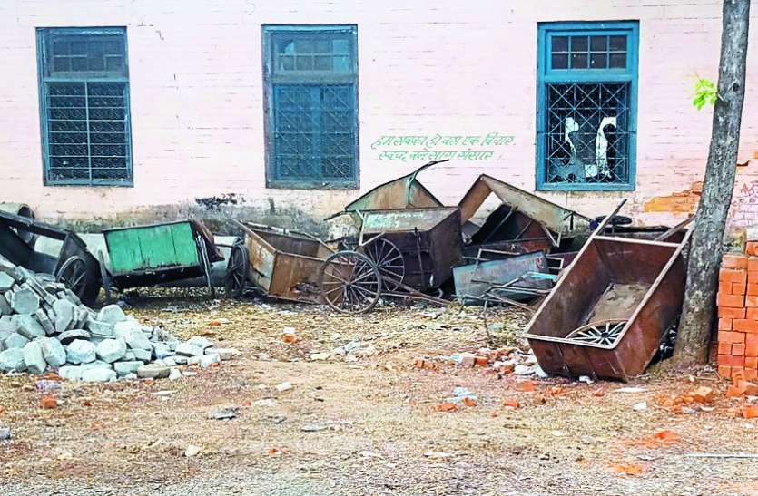 sohagpur latest hindi news कबाड़ हो रही नप की लाखों की कचरा ट्रॉलियां