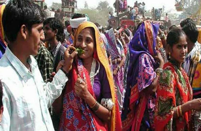 news भगोरिया मेले में ढोल-मादल की थाप पर जमकर थिरके आदिवासी युवक-युवतियां
