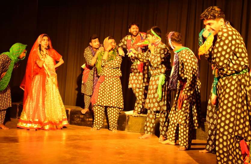 play भाषा की सीमाओं से परे अनुभूति बिना संदेश देना असंभव