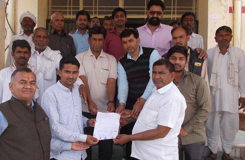 https://www.patrika.com/rajasthan-news/ शिकायत करने के बावजूद भी नहीं हुई कोई सुनवाई तो लोगों ने एसडीओ सौंपा ज्ञापन