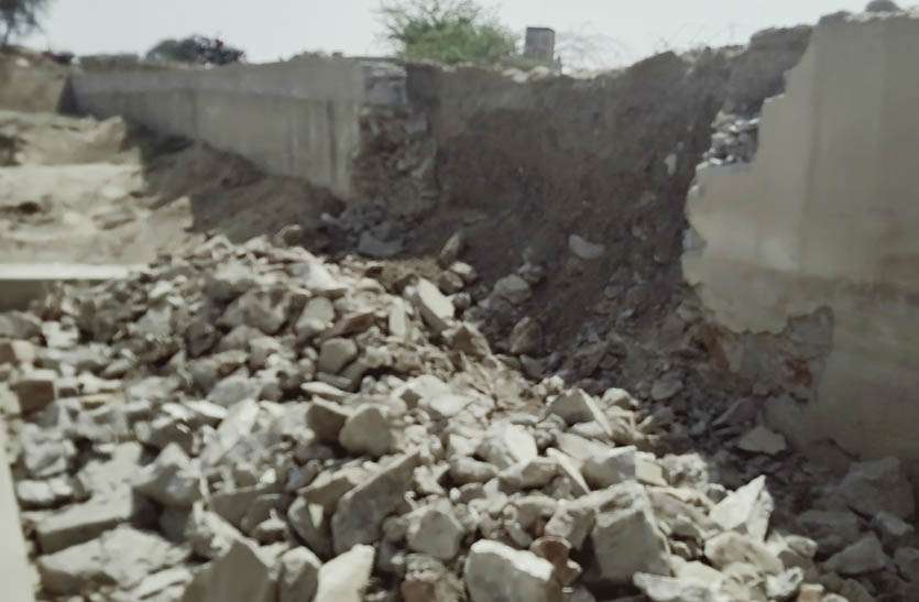 open-pole-of-poor-construction-by-falling-wall घटिया निर्माण की खुली पोल, नदी में भरभरा कर गिरी रपट की दीवार