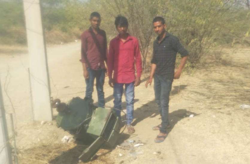 attempted-to-carry-stealing-transformer ग्रामीणों को देख भाग छुटे चोर, ट्रांसफॉर्मर को चुराकर ले जाने का प्रयास हुआ विफल