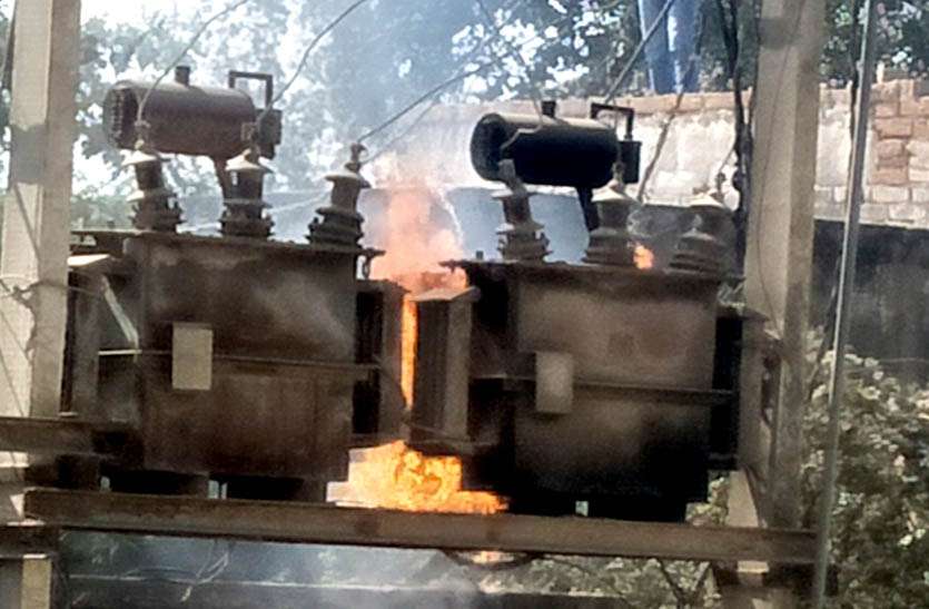 suddenly-a-fire-in-a-transformer-fire-caused-panic-among-people अचानक धूं-धूंकर जलने लगा ट्रासंफार्मर, फटने के भय से दशहत में रहे लोग