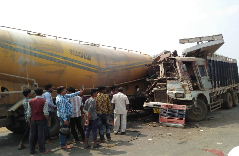 accident news ट्रक और कैप्सूल वाहन में हुई आमने-सामने टक्कर, स्टेयरिंग में फंसे ड्राइवर को जेसीबी निकाला गया बाहर