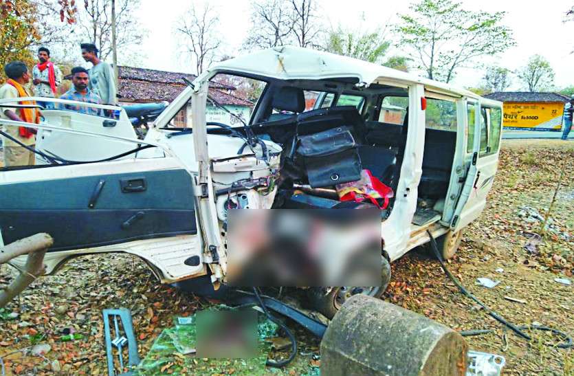 accident news बैलेंस बिगड़ते ही पेड़ से ऐसे टकराई वैन की उड़ गए परखच्चे, सात लोग घायल
