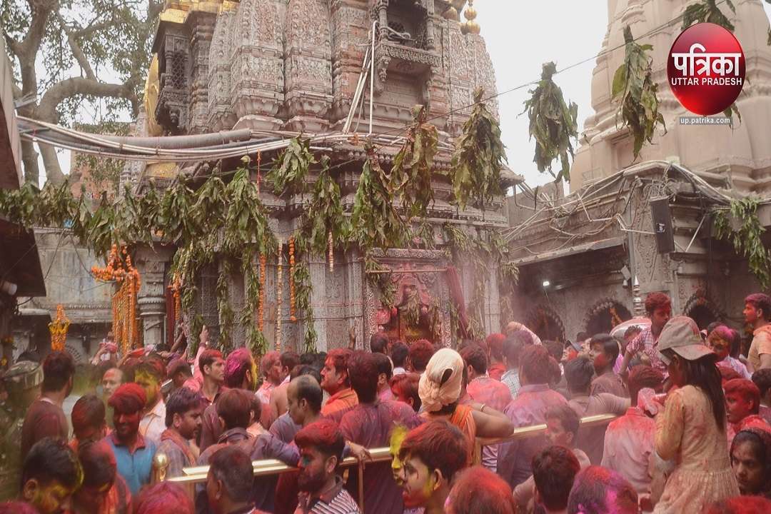 विश्वनाथ दरबार में शिवभक्त