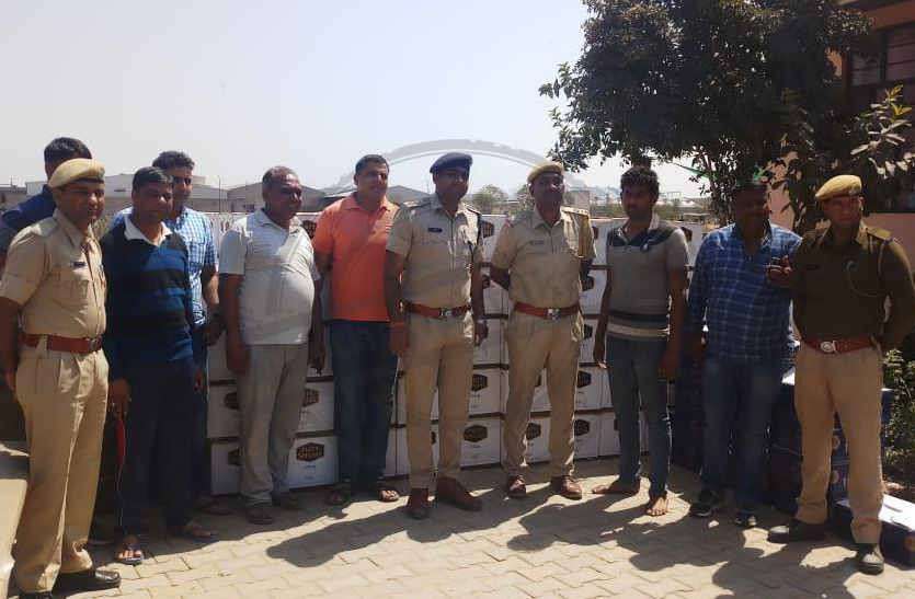 English wine worth Rs 50 lakh recovered from truck in bhilwara ट्रक की तलाशी के दौरान पुराने फ्रीज की आड़ में ये सब देख फटी रह गई पुलिस की आंखें