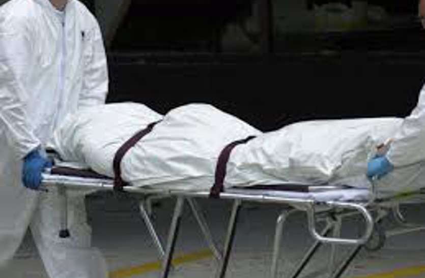 Dead body जंगल में लकड़ी लेने गई थी महिला, अचानक आसमान से इस रूप में बरसने लगे पत्थर, हो गई मौत