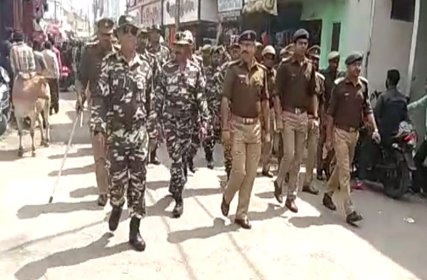 up news होली से पहले सीएम योगी के शहर में पुलिस ने किया फ्लैग मार्च