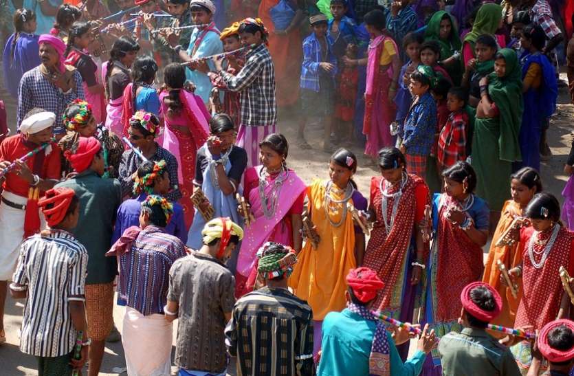 Bhil tribe people rituals on holi in india यहां होली के दिन लड़की को भगाकर लड़का कर लेता है शादी, गुलाल लगाकर इस तरह उसे बना लेता है अपना