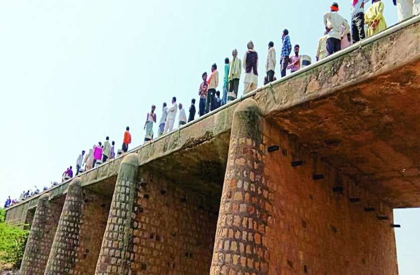 driver death तेज स्पीड से दौड़ रहा ट्रैक्टर पुल से नीचे गिरा,मच गई लोगों में भगदड़