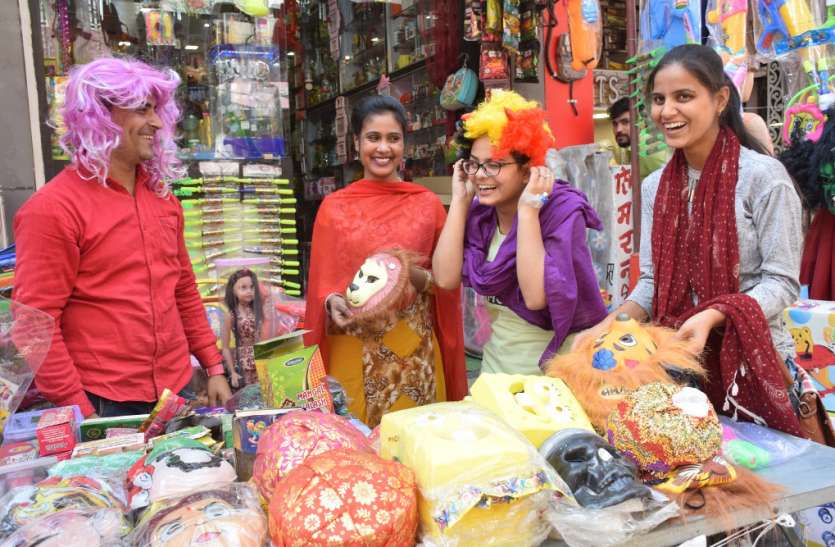 The colors of the 'arms' of the market रंगों के हथियार से मार्केट सराबोर