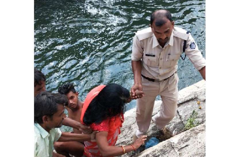भेड़ाघाट से निकालते हुए धुआंधार में गिरी महिला हुआ चमत्कार