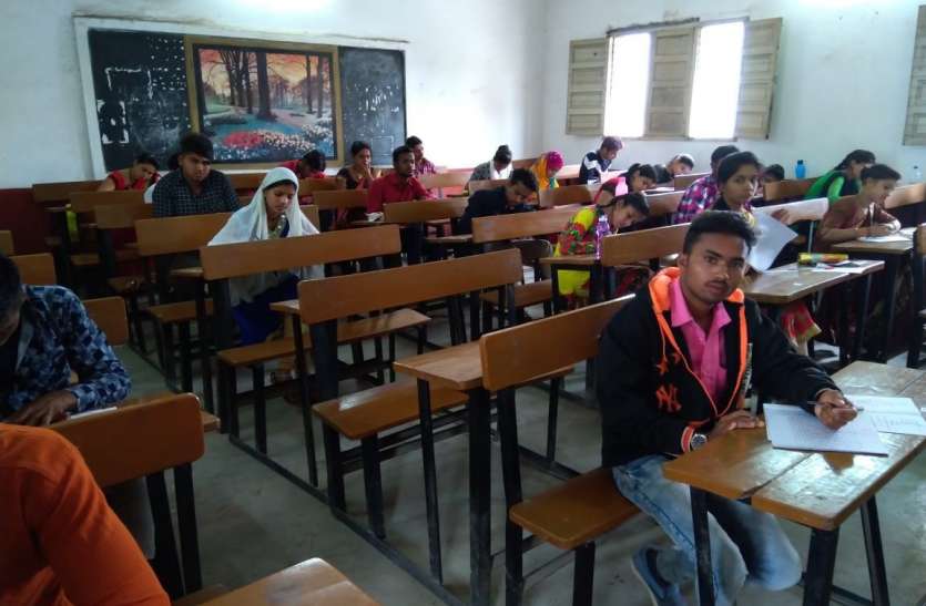 Oops, students arrive but question papers disappear हो गई चूक, छात्र पहुंचे, लेकिन प्रश्न पत्र लापता