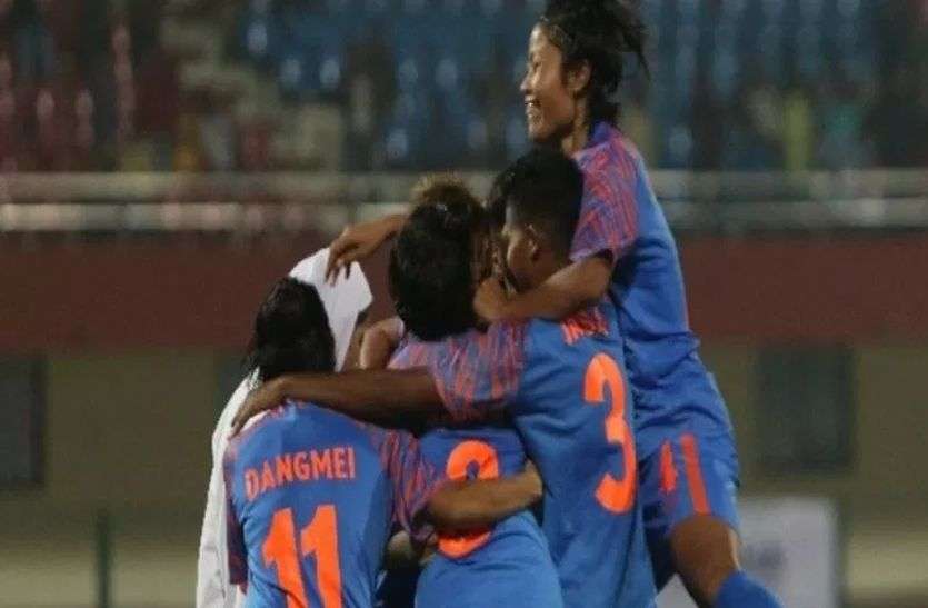indian women football team सैफ महिला फुटबॉल : सेमीफाइनल में भी अपराजेय क्रम जारी रख फाइनल में जाने की भारत की कोशिश