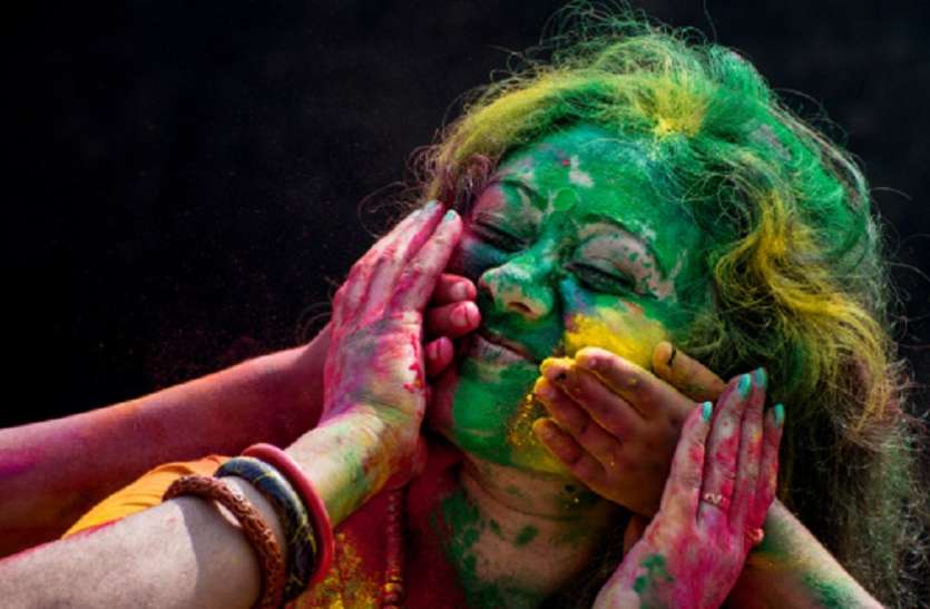 Learn how to keep your skin safe in Holi इस होली चेहरे को कलरप्रूफ बनाने के लिए करें ये काम! ये 10 उपाय कर होली खेलें बेझिझक