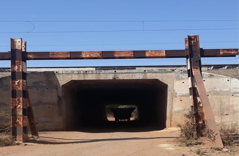 Underbridge अंडरब्रिज के नीचे सडक़ बनाने एवं बिजली पोल लगाने की मांग