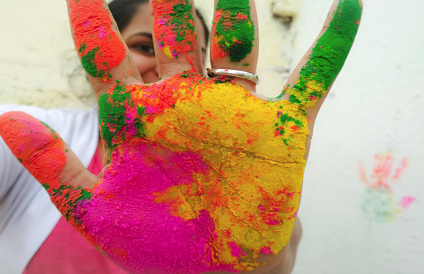 happy holi कैमिकल से बने रंग बन सकते हैं जान के दुश्मन