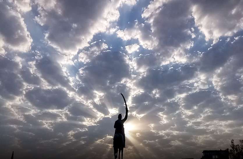 weather यहां आसमान में अचानक छाए बादलों ने बढ़ाई किसानों की चिंता, मौसम विभाग ने दिया ऐसा संकेत