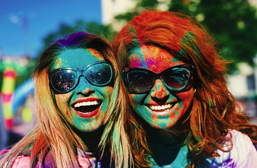 happy holi Happy holi - स्किन को हानिकारक रंगों से बचाएगी तेल की मालिश